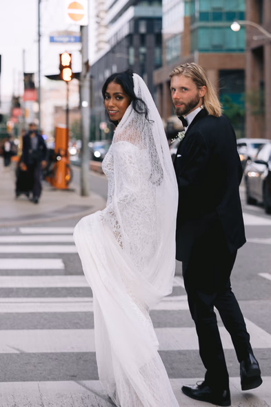 couple crossing the road in front of Leña Restaurante