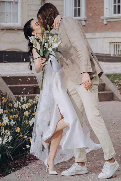 creative wedding photos at Osgoode Hall